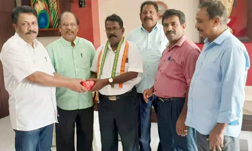 യാത്രയയപ്പ് നൽകി