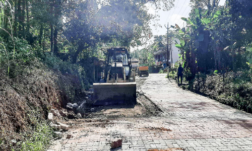 വള്ളിക്കോട് ജങ്​ഷനിലെ പൂട്ടുകട്ട ഇളക്കി തുടങ്ങി