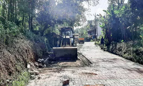 വള്ളിക്കോട് ജങ്​ഷനിലെ പൂട്ടുകട്ട ഇളക്കി തുടങ്ങി