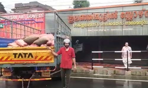 ചരക്ക് ലോറി കടയിലേക്ക് ഇടിച്ചു കയറി; അപകടത്തിൽ ക്ലീനർക്ക് ഗുരുതര പരിക്ക്