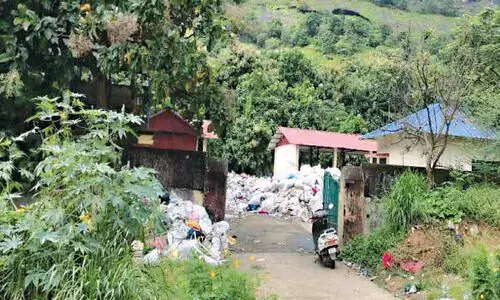 മാലിന്യകേന്ദ്രത്തിലെ ദുർഗന്ധം; പരിസരവാസികൾ ദുരിതത്തിൽ
