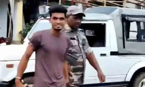 ഝാർഖണ്ഡിൽ പെൺകുട്ടിയെ തീക്കൊളുത്തിക്കൊന്ന പ്രതി ചിരിച്ചുല്ലസിച്ച് പൊലീസ് കസ്റ്റഡിയിൽ -വിഡിയോ