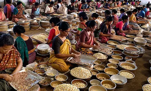 കശുവണ്ടി തൊഴിലാളികൾക്ക് 20 ശതമാനം ബോണസ്