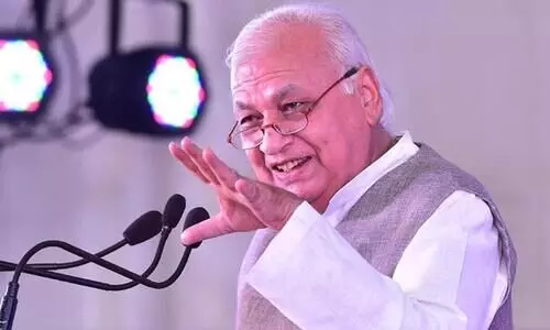 വിഴിഞ്ഞം സമരക്കാരെ വിളിച്ചുവരുത്തി ഗവർണർ; എ​ന്തു​കൊ​ണ്ടാ​ണ്​​ ത​ന്നെ നേ​ര​ത്തേ വ​ന്ന്​ കാ​ണാ​തി​രു​ന്ന​തെ​ന്ന്