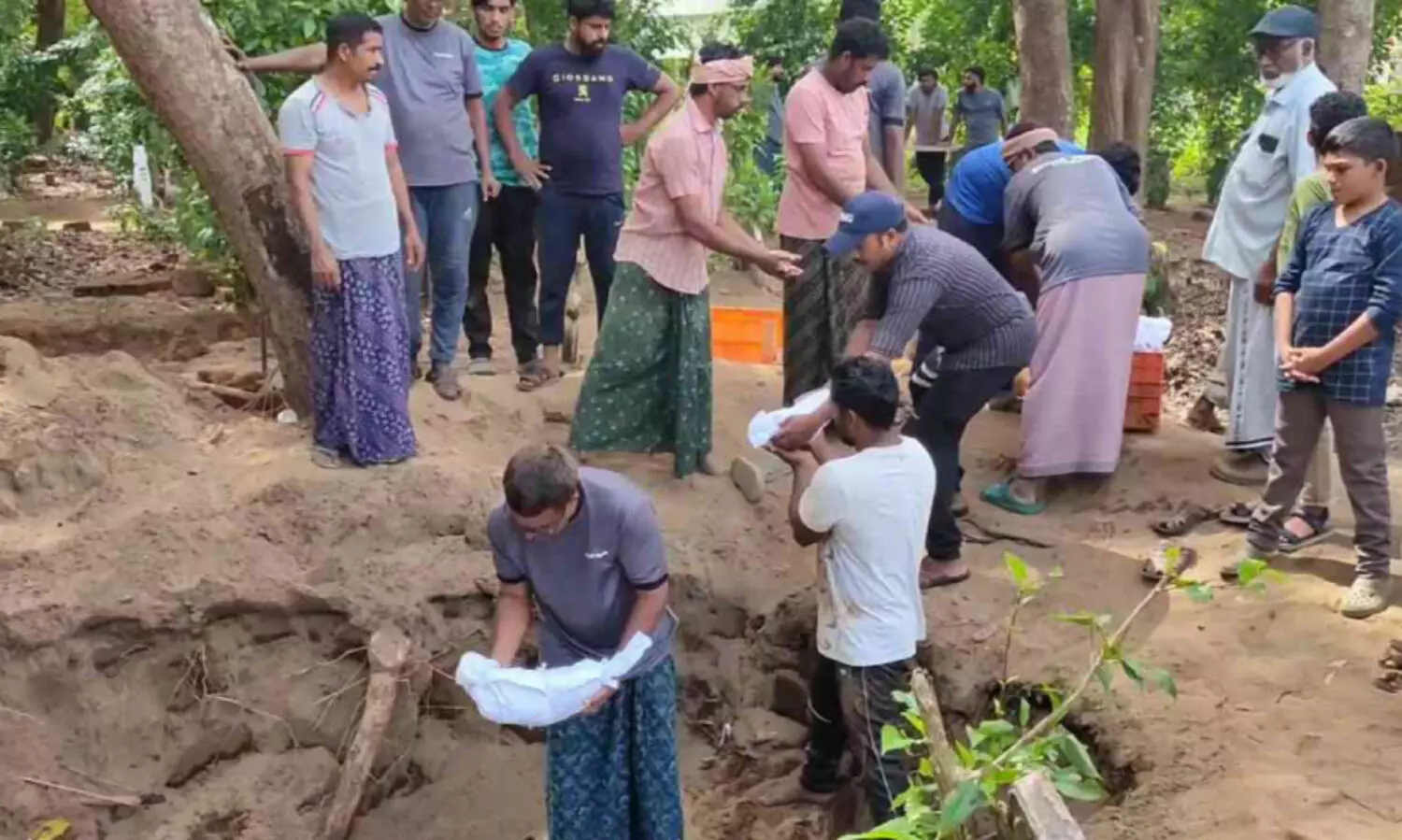 ദേശീയപാതക്ക് വേണ്ടി 314 ഖബറുകൾ പൊളിച്ചുമാറ്റി പാലപ്പെട്ടി ബദർപള്ളി കമ്മിറ്റി