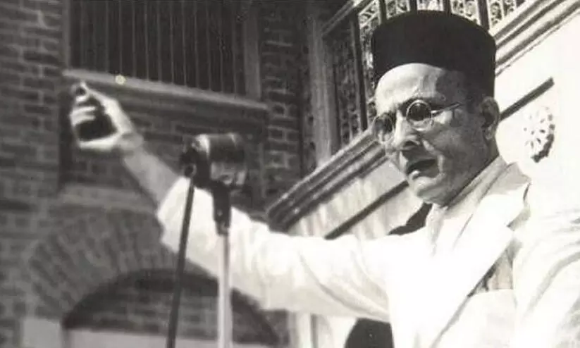 സവർക്കറുടെ ഫോട്ടോ സ്കൂളിൽ സ്ഥാപിക്കാൻ സമ്മർദവുമായി സംഘ്പരിവാർ