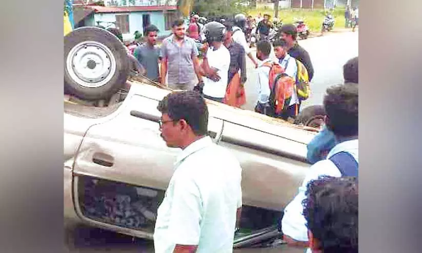 ലോറി ഇടിച്ച് കാർ മറിഞ്ഞ് രണ്ടുപേർക്ക് പരിക്ക്