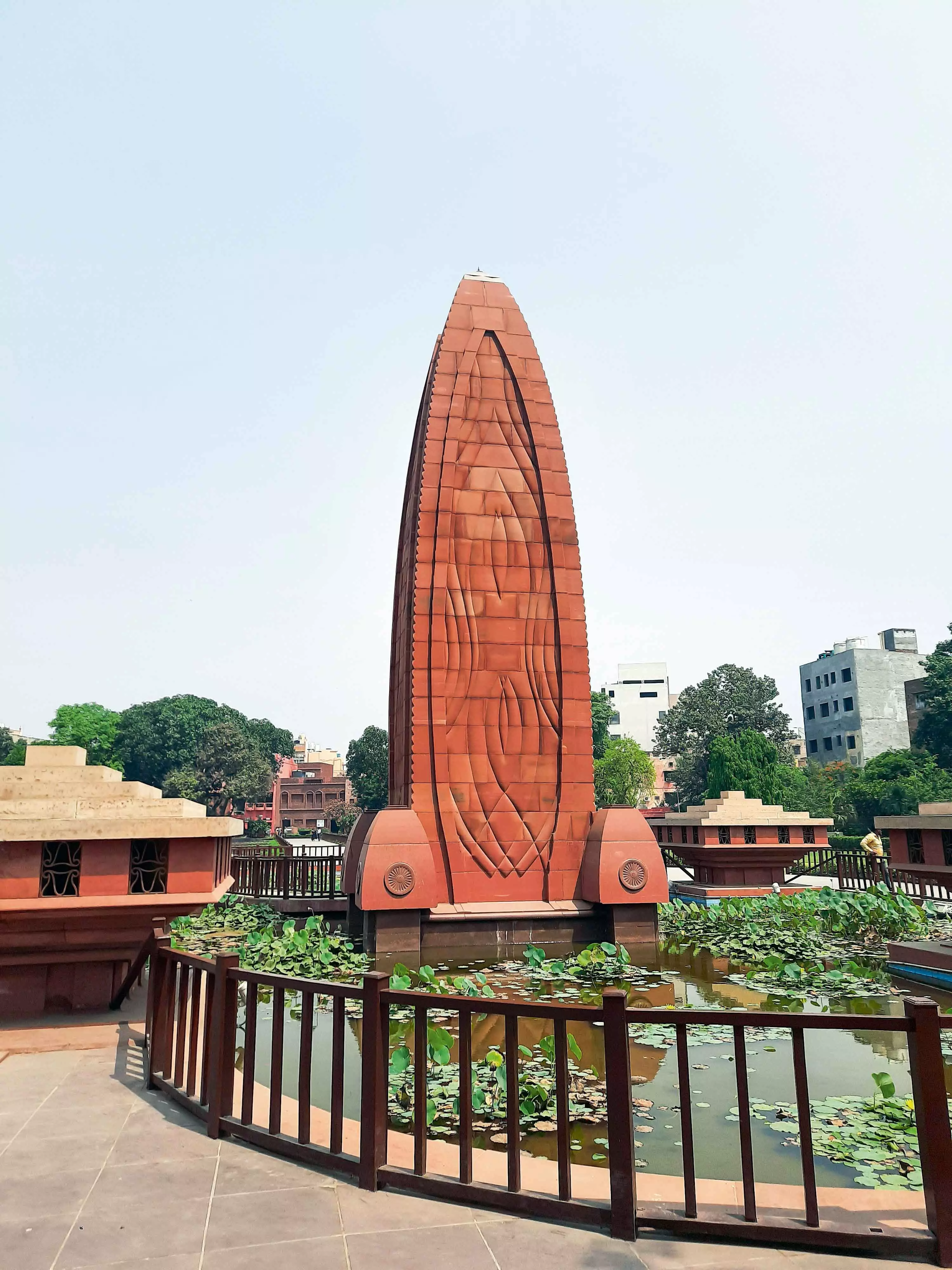 ജാലിയൻവാലാ ബാ​​ഗി​​ലെ ര​​ക്ത​​സാ​​ക്ഷി സ്തൂ​​പം