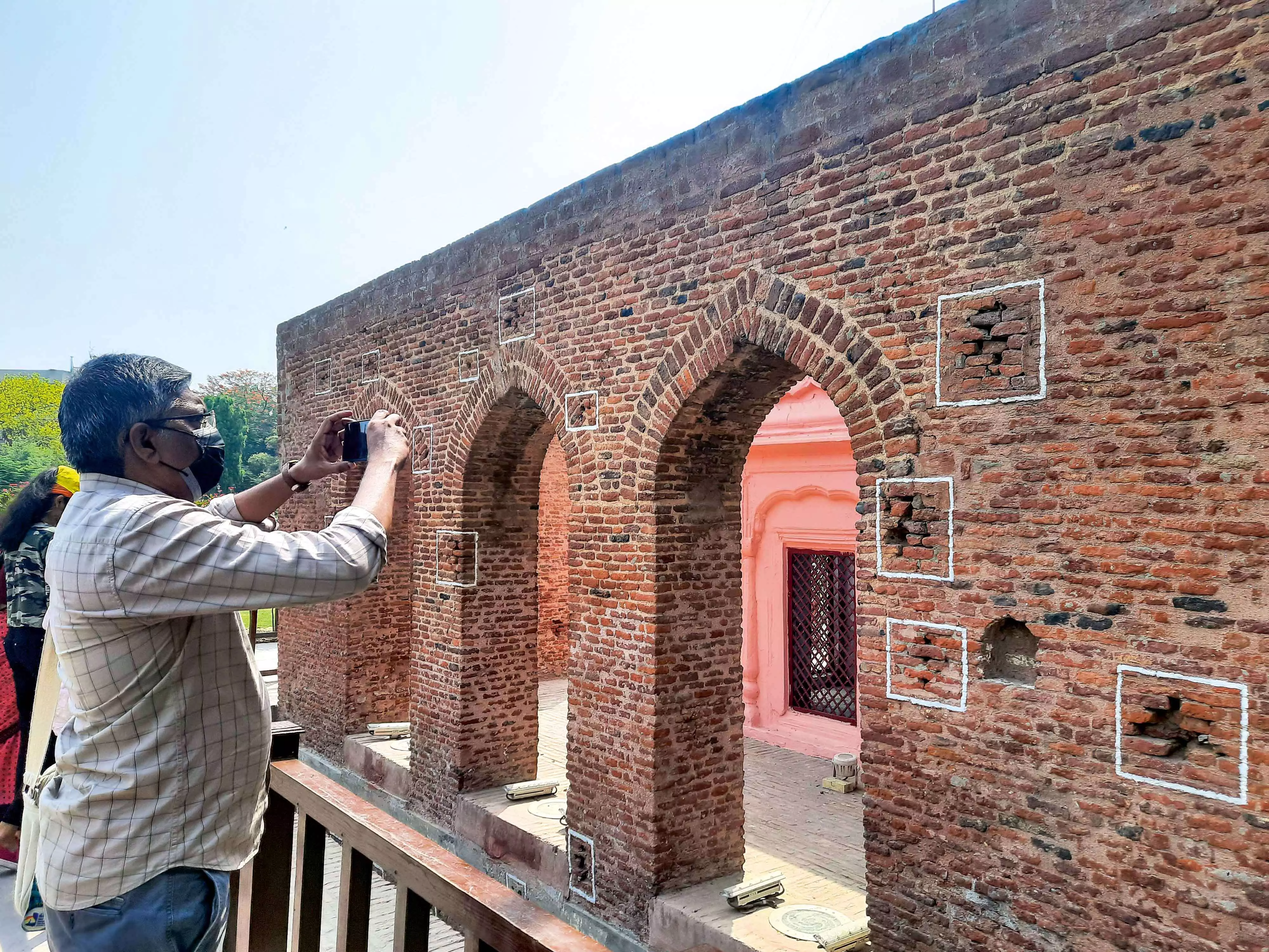 ജാ​​ലി​​യ​​ന്‍വാ​​ലാ​ ബാ​​ഗി​​ലെ വെ​​ടി​​ത്തു​​ള​​ക​​ള്‍ (വെളുത്ത ചത​​ുരത്തിനുള്ളിൽ)