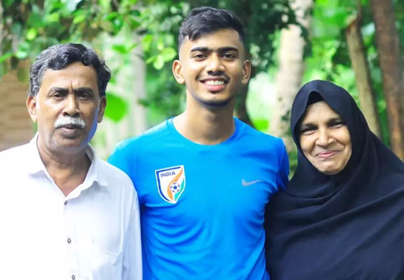 ആഷിഖ് കുരുണിയൻ ഉമ്മക്കും ഉപ്പക്കുമൊപ്പം ആഷിഖ് കുരുണിയൻ ഉമ്മക്കും ഉപ്പക്കുമൊപ്പം