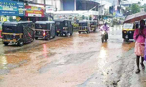 അപകടക്കെണിയായി പൂക്കോട്ടുംപാടം അങ്ങാടിയിലെ കുഴികൾ അപകടക്കെണിയായി പൂക്കോട്ടുംപാടം അങ്ങാടിയിലെ കുഴികൾ