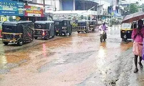 അപകടക്കെണിയായി പൂക്കോട്ടുംപാടം അങ്ങാടിയിലെ കുഴികൾ