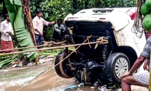 വീടിന്‍റെ പോർച്ചിൽ കിടന്ന കാർ ഒഴുകിപ്പോയി
