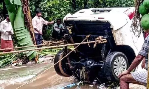 വീടിന്‍റെ പോർച്ചിൽ കിടന്ന കാർ ഒഴുകിപ്പോയി