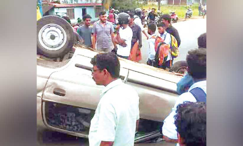 ലോറി ഇടിച്ച് കാർ മറിഞ്ഞ് രണ്ടുപേർക്ക് പരിക്ക്