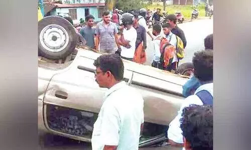 ലോറി ഇടിച്ച് കാർ മറിഞ്ഞ് രണ്ടുപേർക്ക് പരിക്ക്