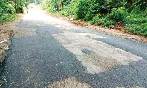 മങ്കര-കാളികാവ്-പാലക്കാട് റോഡിലെ കുഴികളടച്ചു