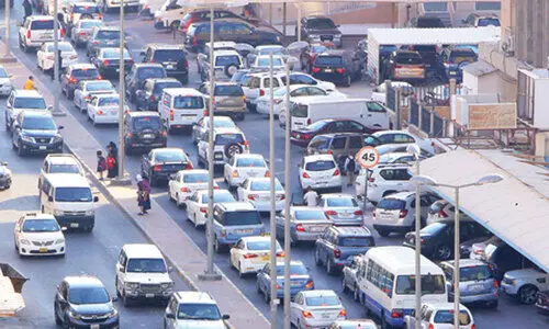 സ്‌​കൂ​ളു​ക​ൾ തു​റ​ന്നു; റോ​ഡു​ക​ളി​ൽ തി​ര​ക്കേ​റു​ന്നു