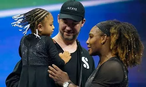 മു​ത്തി​ന് അ​മ്മ​യാ​ണേ മോഡൽ; സെ​റീ​ന​യെ​പ്പോ​ലെ  ത​ല​യി​ൽ വെ​ളു​ത്ത മു​ത്തു​ക​ൾ ധ​രി​ച്ച് മ​ക​ൾ  ഒ​ളി​മ്പി​യ​യെ​ത്തി