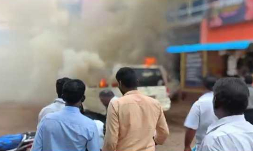 പ്രണയ വിവാഹ പക; വധൂവരന്മാർ വന്ന  വാഹനം പൊലീസ് സ്റ്റേഷന് മുന്നിൽ കത്തിച്ചു