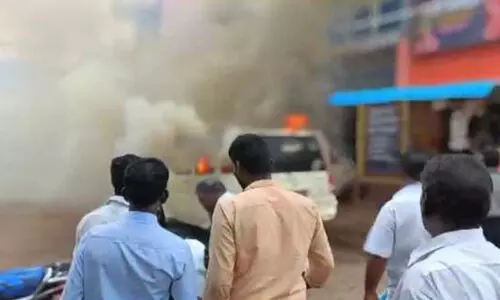 പ്രണയ വിവാഹ പക; വധൂവരന്മാർ വന്ന  വാഹനം പൊലീസ് സ്റ്റേഷന് മുന്നിൽ കത്തിച്ചു