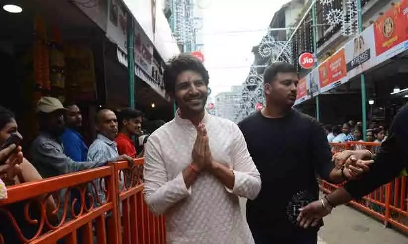 Karthik Aryan visited Lalbagcha Raja on Ganesh Chaturthi Day Karthik Aryan visited Lalbagcha Raja on Ganesh Chaturthi Day