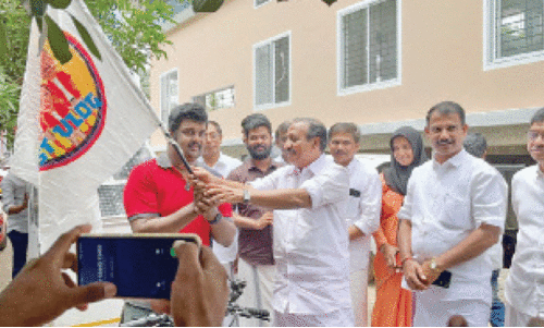 സൈക്കിൾ കാരവനിൽ ആകാശ് കൃഷ്ണ യാത്രതുടങ്ങി