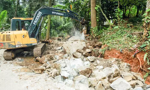 ഉരുൾപൊട്ടിയെത്തിയ പാറകൾ പൊട്ടിച്ചുതുടങ്ങി