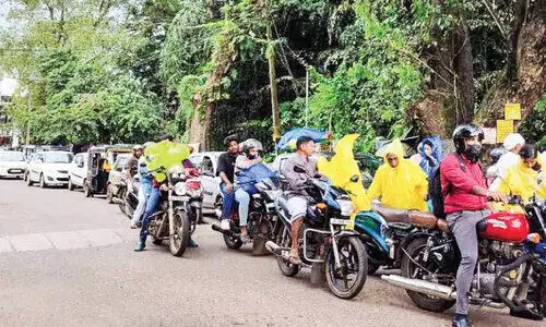 ഗതാഗതക്കുരുക്കിൽ വീർപ്പുമുട്ടി വാണിയമ്പലം അങ്ങാടി