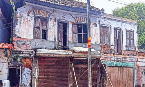 നോട്ടീസ് നൽകിയിട്ടും പൊളിച്ചുമാറ്റാതെ തകർന്നുവീഴാറായ കെട്ടിടം