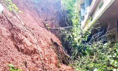 മണ്ണിടിച്ചിൽ: പുല്ലങ്കോട് ഗവ. ഹയർ സെക്കൻഡറി സ്കൂൾ കെട്ടിടത്തിന് ഭീഷണി