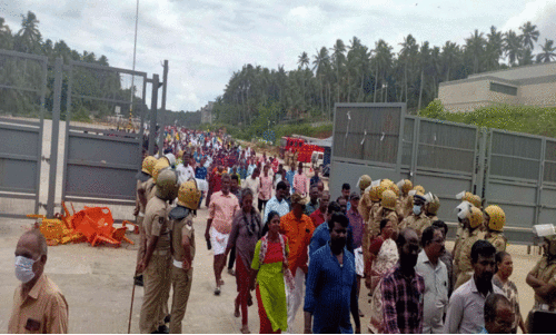 വിഴിഞ്ഞം തുറമുഖ മേഖലയിൽ പൊലീസ് കാവൽ ശക്തമാക്കി വിഴിഞ്ഞം തുറമുഖ മേഖലയിൽ പൊലീസ് കാവൽ ശക്തമാക്കി