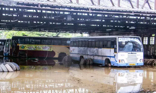 പതിവ് തെറ്റിച്ച പ്രളയം; കുരുക്കിലമർന്ന് നഗരം
