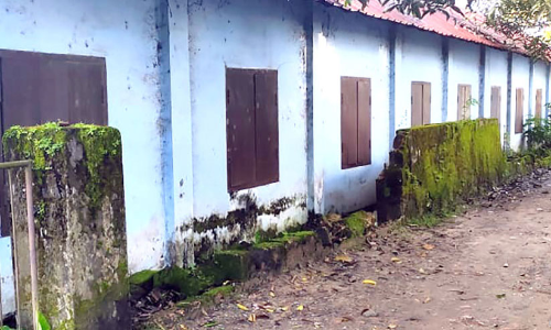 വയസ്സ് 150; അടിസ്ഥാന സൗകര്യങ്ങളില്ലാതെ അരൂർ ഗവ. ഹൈസ്കൂൾ വയസ്സ് 150; അടിസ്ഥാന സൗകര്യങ്ങളില്ലാതെ അരൂർ ഗവ. ഹൈസ്കൂൾ