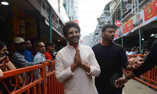 Karthik Aryan visited Lalbagcha Raja on Ganesh Chaturthi Day