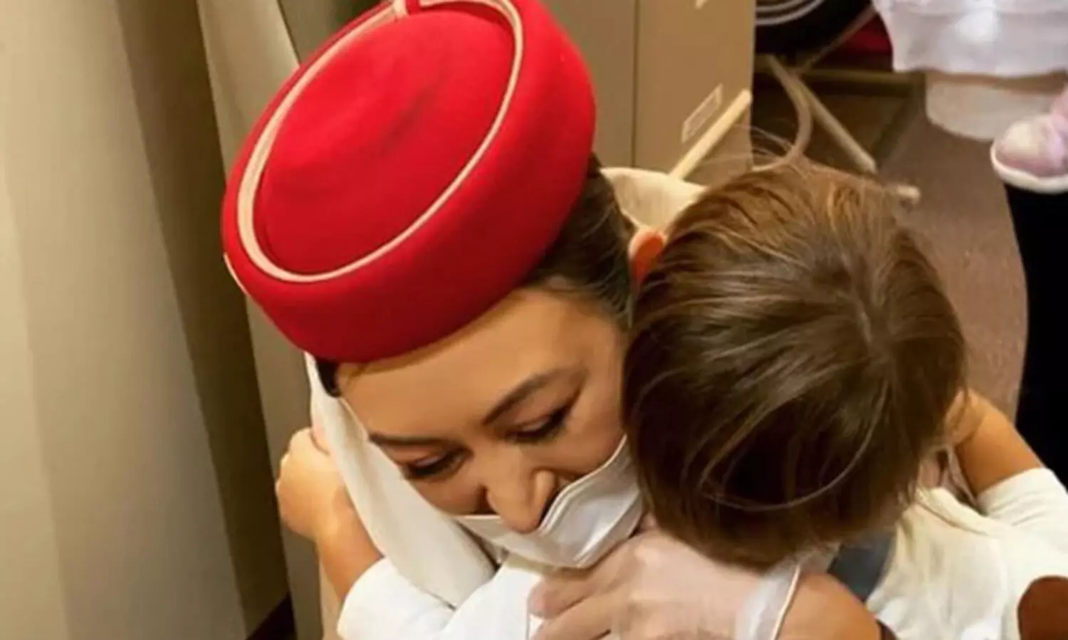 വിമാനത്തിലേക്ക് കുഞ്ഞുമോനെ ഉമ്മവെച്ച് ക്ഷണിച്ച് എയർഹോസ്റ്റസ്; കൈയടിച്ച് സോഷ്യൽ മീഡിയ