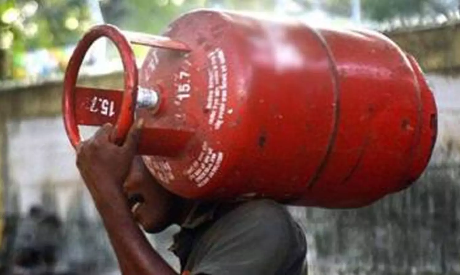 വാ​ണി​ജ്യ എ​ൽ.​പി.​ജി സി​ലി​ണ്ട​ർ വി​ല കു​റ​ച്ചു