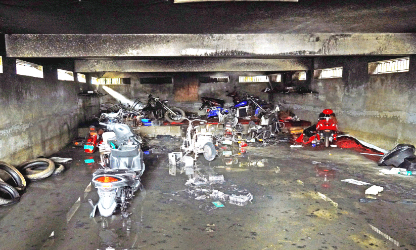 ചാര്ജ് ചെയ്യുന്നതിനിടെ ബാറ്ററി പൊട്ടിത്തെറിച്ചു; 12 ഇലക്ട്രിക് വാഹനങ്ങള് കത്തിനശിച്ചു ചാര്ജ് ചെയ്യുന്നതിനിടെ ബാറ്ററി പൊട്ടിത്തെറിച്ചു; 12 ഇലക്ട്രിക് വാഹനങ്ങള് കത്തിനശിച്ചു