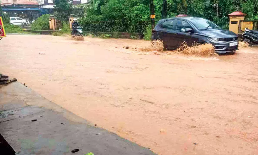 കനത്ത മഴ: കൊട്ടശ്ശേരിയിൽ റോഡ് മുങ്ങി