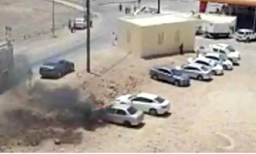 മസ്കത്ത് റൂവിയിൽ നിർത്തിയിട്ട കാറിന് തീപിടിച്ചു മസ്കത്ത് റൂവിയിൽ നിർത്തിയിട്ട കാറിന് തീപിടിച്ചു