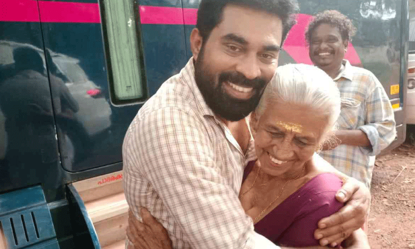 ഇഷ്ടനടൻ വാരിപ്പുണർന്നു; നാരായണിയമ്മക്ക് ഇത് സന്തോഷനിമിഷം ഇഷ്ടനടൻ വാരിപ്പുണർന്നു; നാരായണിയമ്മക്ക് ഇത് സന്തോഷനിമിഷം