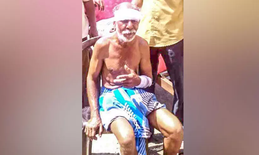 റോഡുകളുടെ ശോച്യാവസ്ഥ; കുത്തിയിരിപ്പ് സമരവുമായി വയോധികൻ