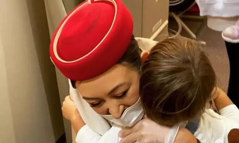 വിമാനത്തിലേക്ക് കുഞ്ഞുമോനെ ഉമ്മവെച്ച് ക്ഷണിച്ച് എയർഹോസ്റ്റസ്; കൈയടിച്ച് സോഷ്യൽ മീഡിയ വിമാനത്തിലേക്ക് കുഞ്ഞുമോനെ ഉമ്മവെച്ച് ക്ഷണിച്ച് എയർഹോസ്റ്റസ്; കൈയടിച്ച് സോഷ്യൽ മീഡിയ