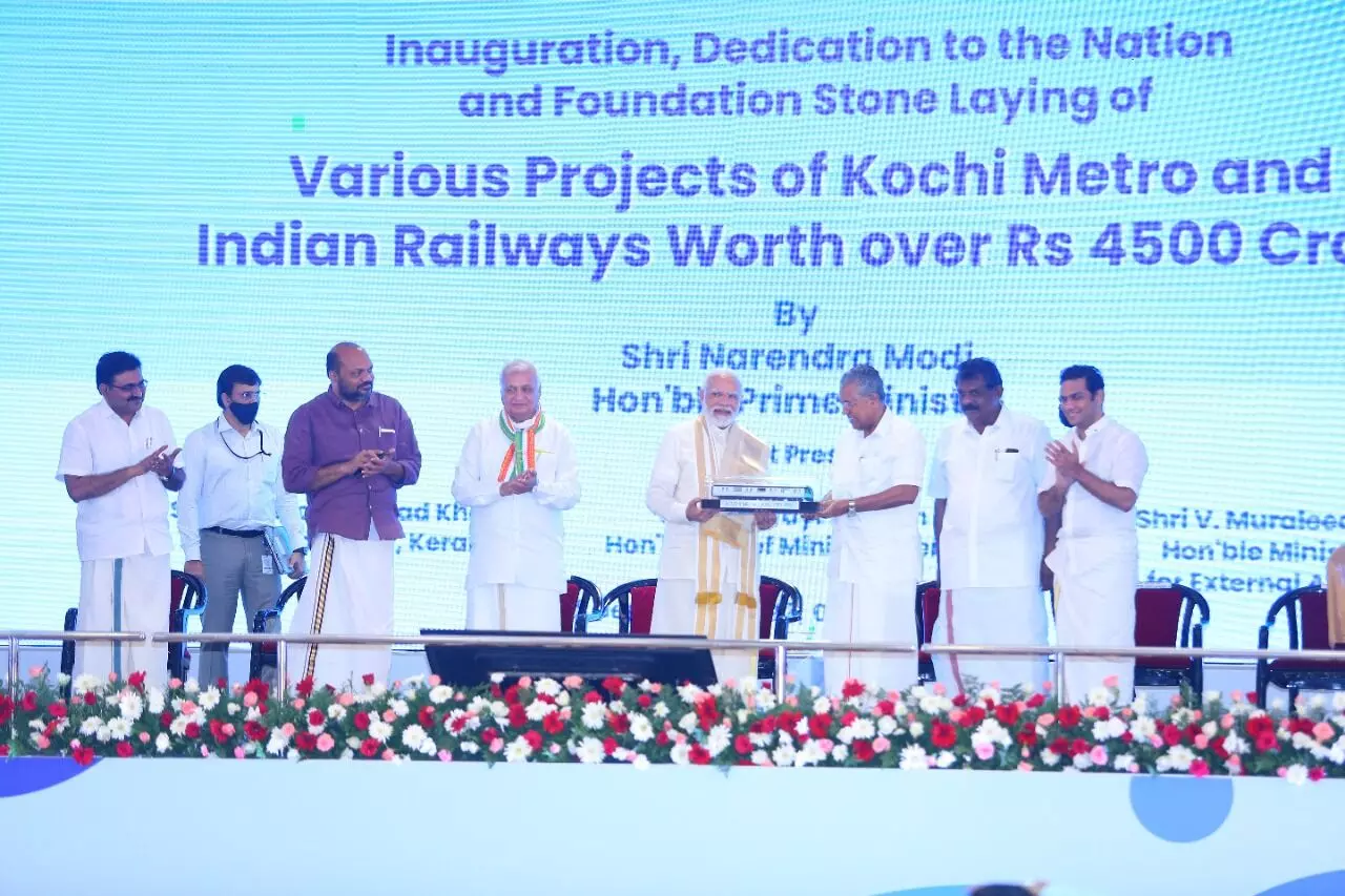 കൊച്ചി മെട്രോയുടെ രണ്ടാം ഘട്ടം രാജ്യത്തിന്റെ നഗര വികസനത്തിന് പുതിയ ദിശാബോധം നൽകും- പ്രധാനമന്ത്രി VIDEO കൊച്ചി മെട്രോയുടെ രണ്ടാം ഘട്ടം രാജ്യത്തിന്റെ നഗര വികസനത്തിന് പുതിയ ദിശാബോധം നൽകും- പ്രധാനമന്ത്രി VIDEO