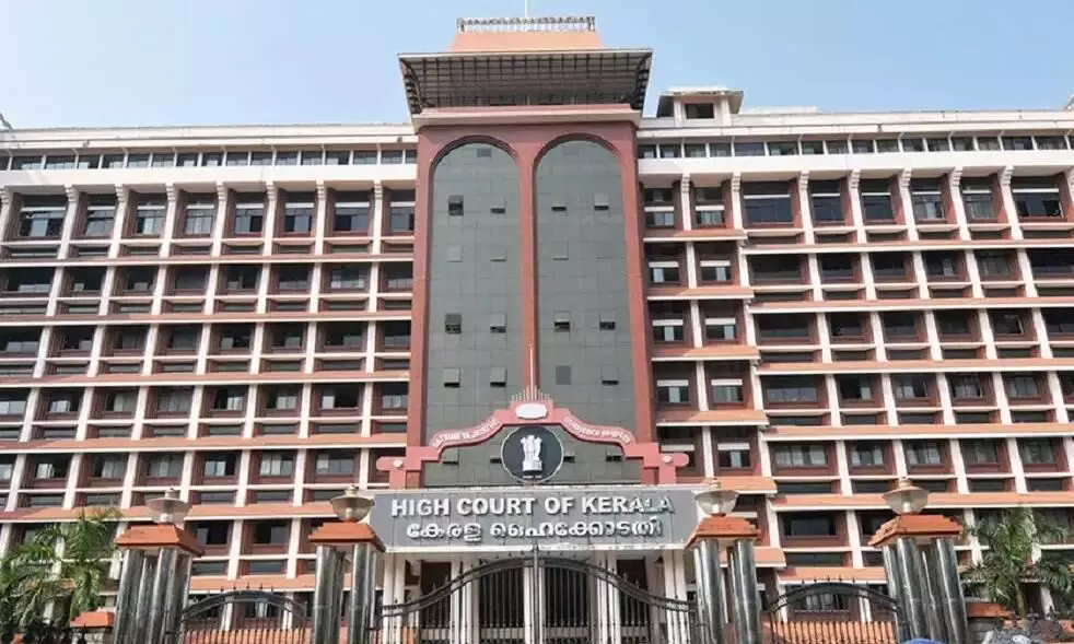 റോഡ് തകർന്നാൽ പ്രാഥമിക ഉത്തരവാദിത്തം എൻജിനീയർമാർക്ക്; നടപടിക്ക് മടിക്കില്ലെന്ന് ഹൈകോടതി റോഡ് തകർന്നാൽ പ്രാഥമിക ഉത്തരവാദിത്തം എൻജിനീയർമാർക്ക്; നടപടിക്ക് മടിക്കില്ലെന്ന് ഹൈകോടതി