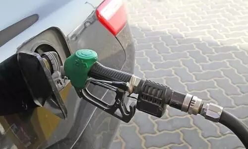 യു.എ.ഇയിൽ ഇന്ധന വില കുറഞ്ഞു യു.എ.ഇയിൽ ഇന്ധന വില കുറഞ്ഞു