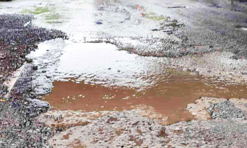 റിവർവ്യൂ റോഡ് തകർന്ന് യാത്രാദുരിതം