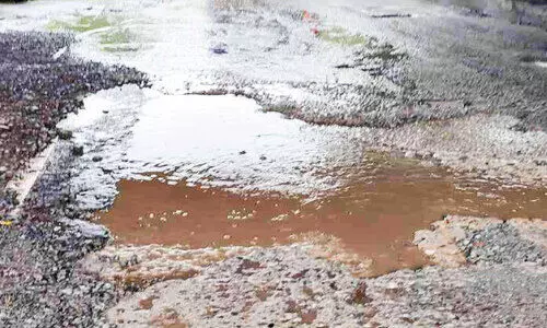 റിവർവ്യൂ റോഡ് തകർന്ന് യാത്രാദുരിതം