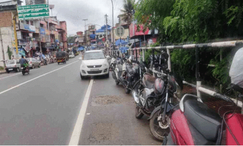 പാർക്കിങ് തോന്നിയപടി; വാഹനത്തിരക്കിൽ കുരുങ്ങി കിളിമാനൂർ പാർക്കിങ് തോന്നിയപടി; വാഹനത്തിരക്കിൽ കുരുങ്ങി കിളിമാനൂർ