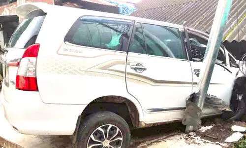 അപകടത്തിൽപെട്ട കാർ നീക്കുന്നില്ല; ബസ് കാത്തിരിപ്പ് കേന്ദ്രം നവീകരണം മുടങ്ങി